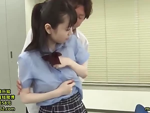 230511女子校生の揺れる巨大おっぱいe2